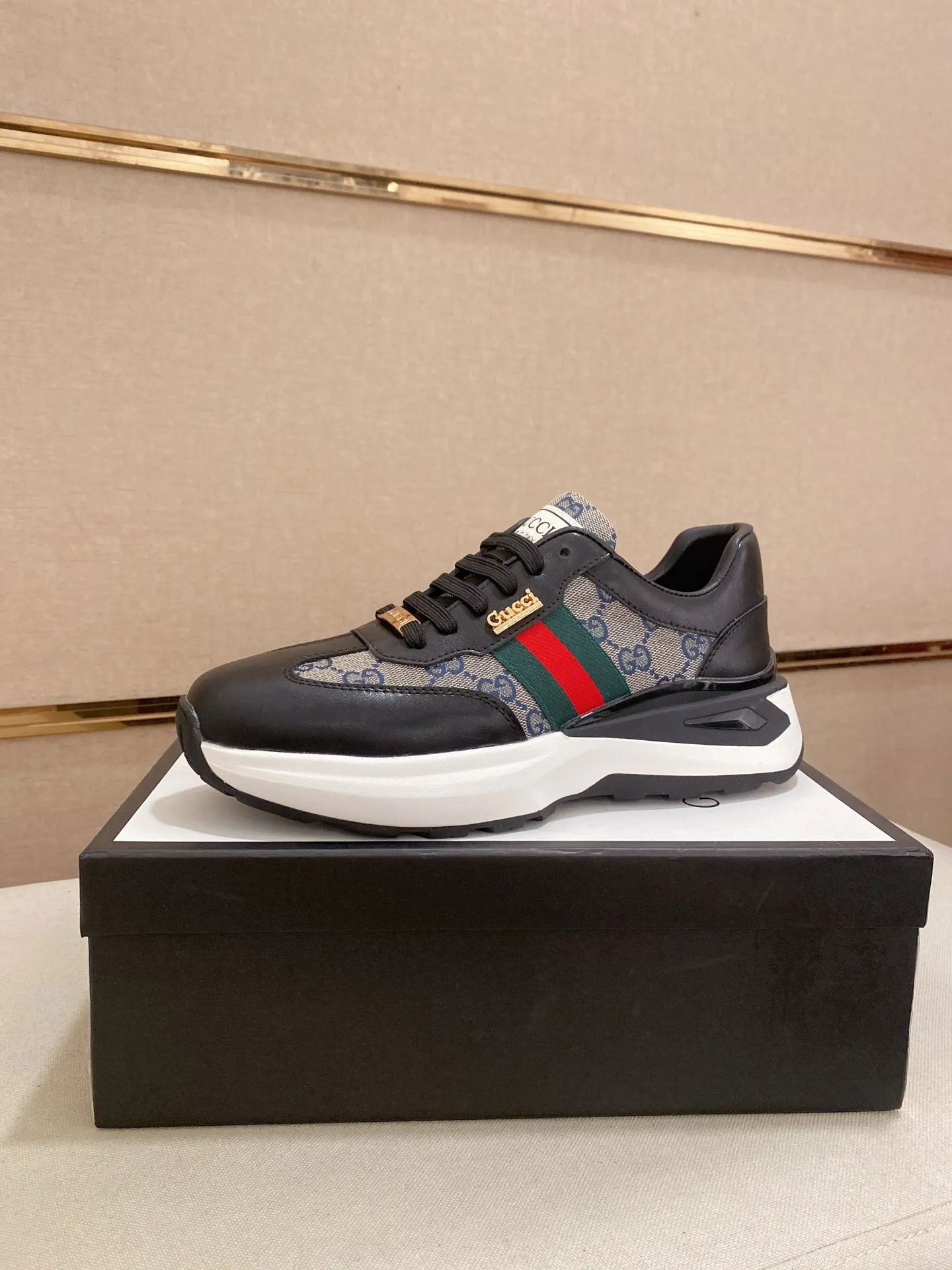 Men's shoes 💰 462💰The new GUCCI (Gucci) counters are launched simultaneously. The new men's shoes, 😘fabrics are selected from imported cowhide, and the lining is sheepskin lining. 👍🏿 High-end ☄️ air-cushion molded anti-slip rubber outsole, exquisite lines, simple and elegant, comfortable and high-end for leisure travel. Code number: 38 to 44 (45 can be customized and cannot be returned or exchanged)